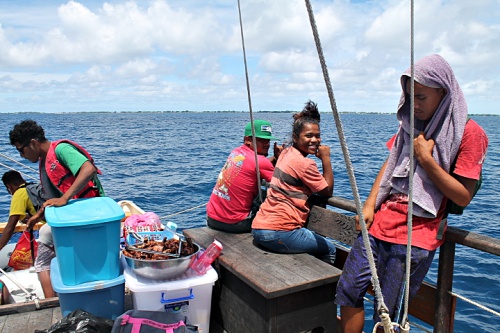 Sailing home from Eneko. Trainees Mighty Jormile, Susan Edward, Titus Zackious & Lajwi Saimon. Photo: Rosan Bartolome